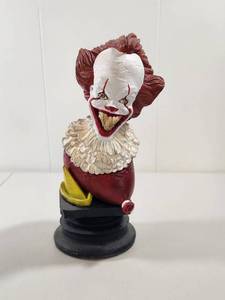 lot 238 image: Pennywise Clown Horror Movie Bust Sculpture