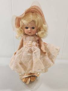 lot 257 image: Vintage Ginny Vogue Doll