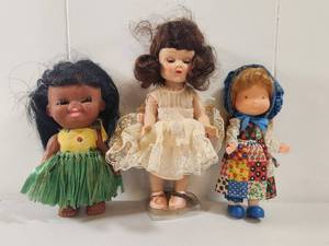lot 260 image: Small Collectible Dolls Set of Three with Various Outfits