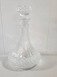 lot 303 image: Cut Crystal Glass Decanter with Diamond Pattern Stopper