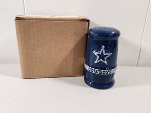 lot 313 image: Dallas Cowboys NFL Salt and Pepper Shaker Set