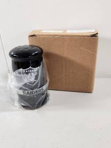 lot 314 image: Oakland Raiders NFL Salt and Pepper Shaker Set
