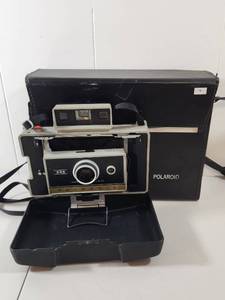 lot 344 image: Polaroid Automatic 335 Land Camera with Flash Manuals and Case