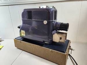 lot 345 image: LaBelle 16mm Film Projector with Carrying Case