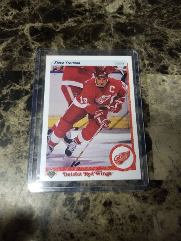 lot 515 image: 1990 Upper Deck Steve Yzerman Detroit Red Wings Hockey Card