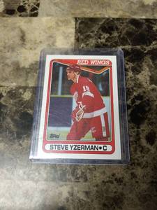 lot 682 image: 1990 Topps Steve Yzerman Detroit Red Wings Hockey Card