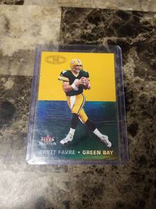 lot 695 image: 2000 Fleer Tradition Brett Favre Green Bay Packers Football Card