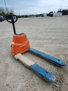 lot 9522 image: Spiderway Electric Pallet Jack Model OBMSP2004 4400 lbs Capacity
