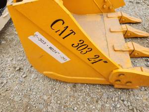 lot 7077 image: Captok 24-inch Excavator Bucket  Fits a CAT303