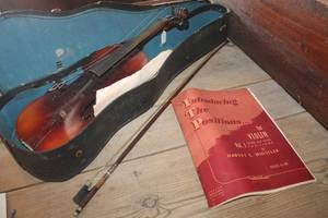 lot 4822 image: Vintage Violin needs repaired, Case & Book