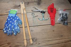 lot 4829 image: NIP Garden Gloves and More