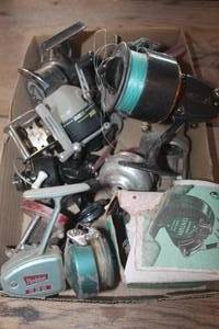 lot 4745 image: Flat of Misc. Vtg. Fishing Reels and Parts