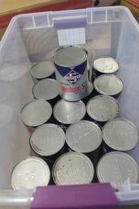 lot 4749 image: 15 Skelly Oil Cans some Full