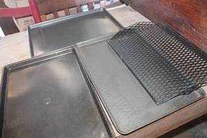 lot 4777 image: 3 Cookie Sheets & Grill Baskets