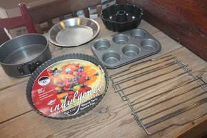 lot 4778 image: NEW Tart Pan, Springform, Cupcake & More Pans