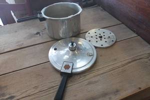 lot 4779 image: Vtg. Presto Pressure Cooker