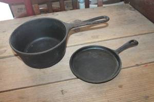 lot 4780 image: Unmarked Cast Iron Skillet & Pot