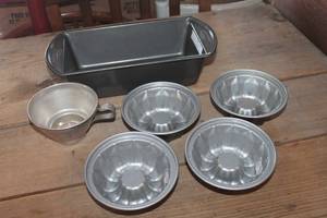 lot 4794 image: Wilton Bread Pan and More