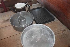 lot 4808 image: Vintage Baking Pans and More