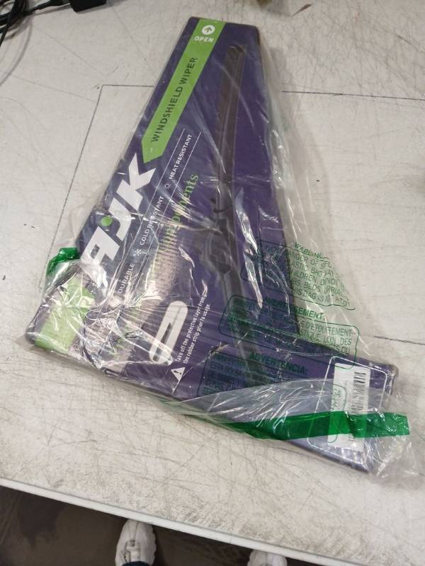 lot 42017 image: Windshield Wiper Set Of 3 22A,20A,11A - Retail $15
