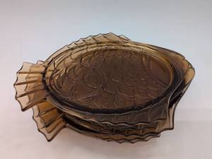 lot 714206 image: Amber Glass Fish Shaped Serving Plates Set