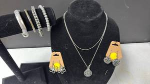 lot 234 image: Mixed Jewelry collection
