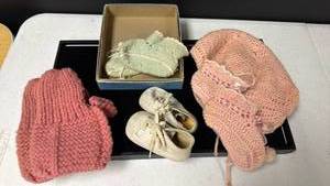 lot 277 image: Handknitted Baby Mittens and Booties Set