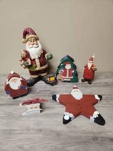 lot 411 image: Christmas Santa Claus Decorative Figurine Collection