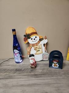 lot 419 image: Christmas Snowman Decoration Set with Lighted Bottle