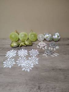 lot 424 image: Christmas Ornament Collection with Snowflakes
