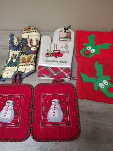 lot 433 image: Christmas Holiday Kitchen Set with Oven Mitts and Pot Holders