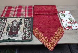 lot 451 image: Holiday Christmas Table Linens Set - placemats and runner