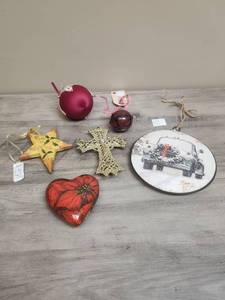 lot 470 image: Mixed Christmas Ornament Collection