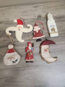 lot 472 image: Handmade Wooden Christmas Ornament Set