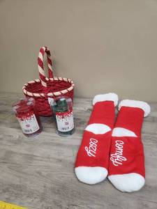 lot 493 image: Christmas Holiday Basket, Napkin Rings and Cozy Socks