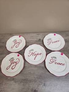 lot 494 image: Better Homes and Gardens Holiday Plate Set