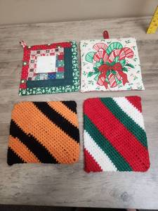 lot 496 image: Handmade Christmas Holiday Potholders Set
