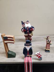 lot 505 image: Patriotic Wood Christmas Santa Figurines