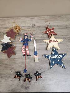 lot 506 image: Patriotic Wooden Decor