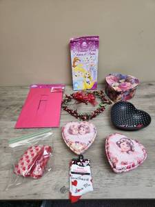 lot 507 image: Valentines Day Craft and Gift Bundle