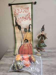 lot 511 image: Happy Harvest Fall Decoration Bundle