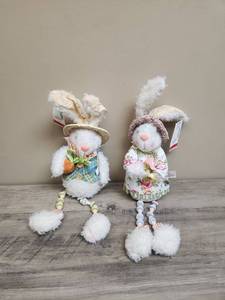 lot 517 image: Spring Easter Bunny Rabbit Decorative Figurines Set