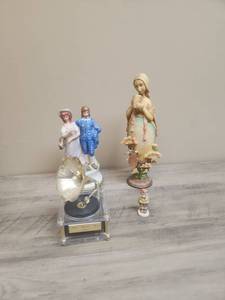 lot 547 image: Two figurines and two music boxes