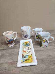 lot 551 image: Bird Themed Coffee Mugs and an Oblong bird themed Serving Tray Set