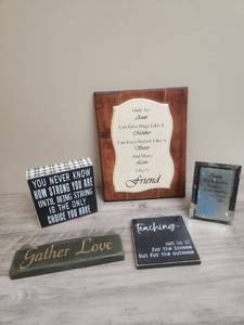 lot 554 image: Inspirational Quote Wood Sign Collection