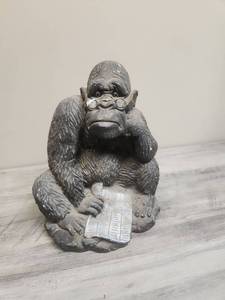 lot 555 image: Vintage Gorilla Reading Figurine (has a good coat of dust on it)