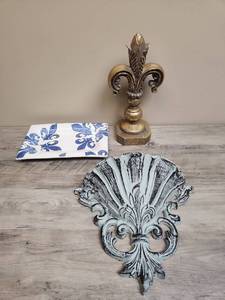 lot 557 image: Gray wall mountable vase, gold toned Fleur de Lis and a blue and white ceramic tray