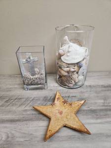 lot 558 image: Natural Seashell Collection  in a tall vase, stones and cross in a square vase, and a decorative star platetray
