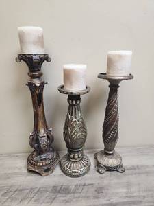 lot 562 image: Set of Three Decorative Candlesticks with Pillar Candles