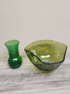 lot 576 image: Mid-Century Modern Green Glass Bowl and a green vase